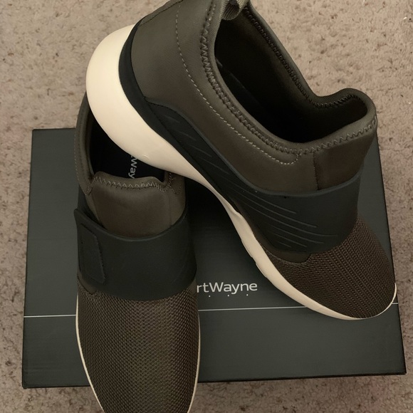 Sneakers - Picture 4 of 5